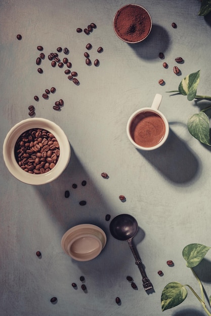 Foto una tazza di caffè e chicchi di caffè sul tavolo vista superiore
