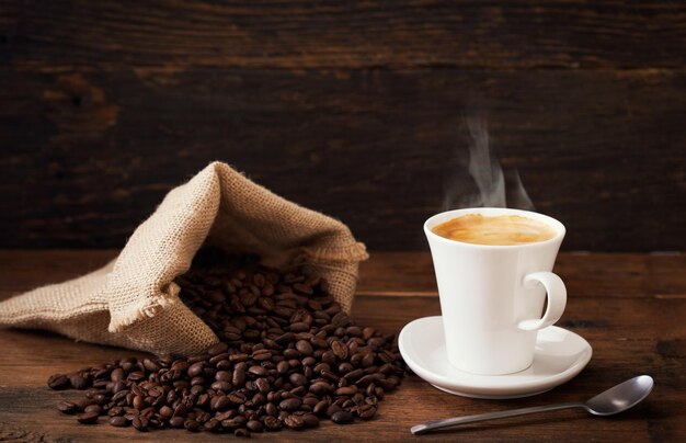 Чашка кофе и кофе в зернах