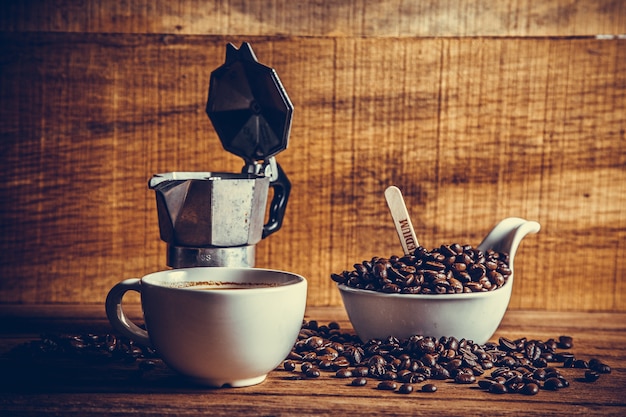 コーヒーとコーヒー豆のカップ