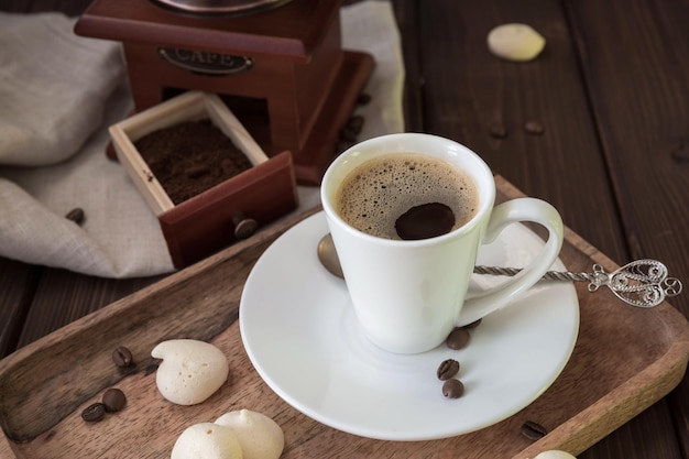 一杯のコーヒーコーヒーグラインダーと黒の背景にローストコーヒー豆エスプレッソ