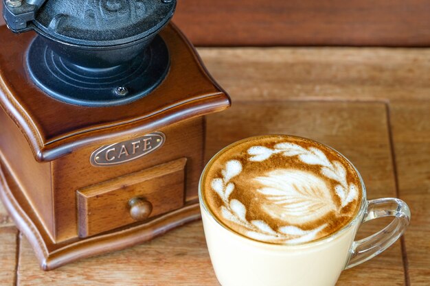 一杯のコーヒーとコーヒーグラインダー