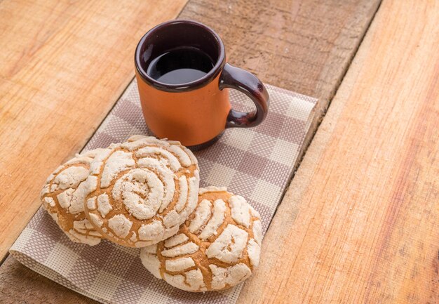 Photo a cup of coffee and cookies on a wooden table