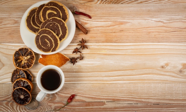 一杯のコーヒーとクッキー