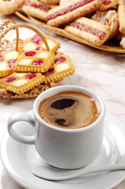 Foto tazza di caffè e biscotti diversi sul tavolo