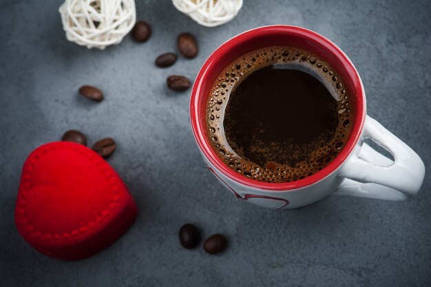 Tazza di caffè espresso, fagioli, cuore rosso