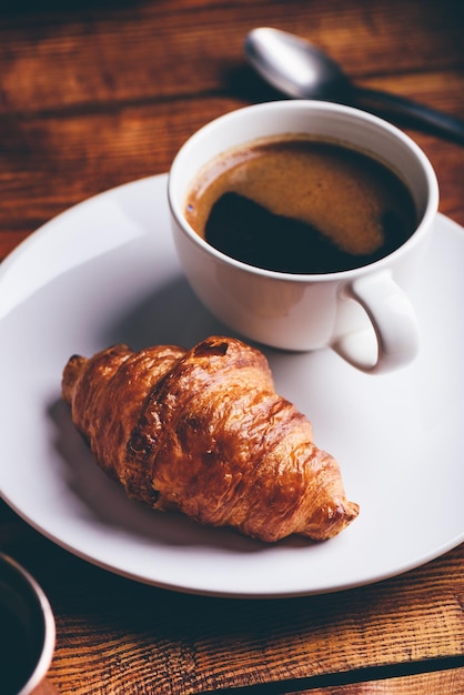 一杯のコーヒーと焼きたてのクロワッサン