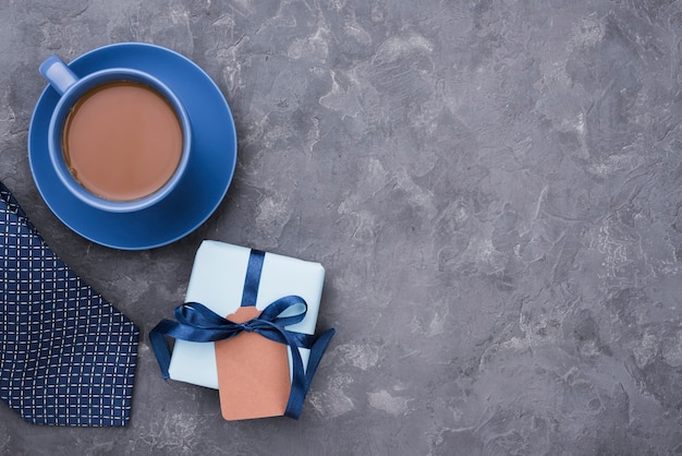 Foto tazza di caffè e regalo per la festa del papà