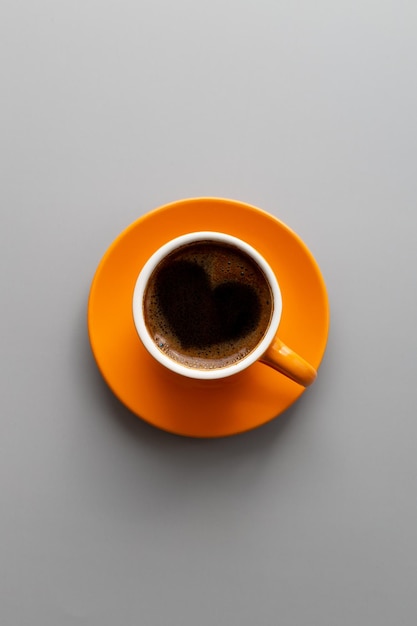 Photo cup of coffee on a gray backgroundisolatedtop viewvertical formatcopy space