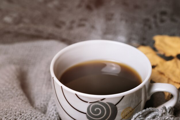 Tazza di caffè e maglia grigia. concetto di autunno.