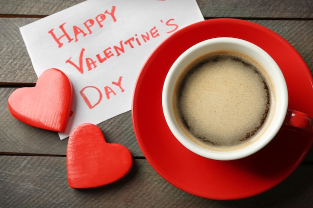 バレンタインデーのコーヒーとハートカードのカップ