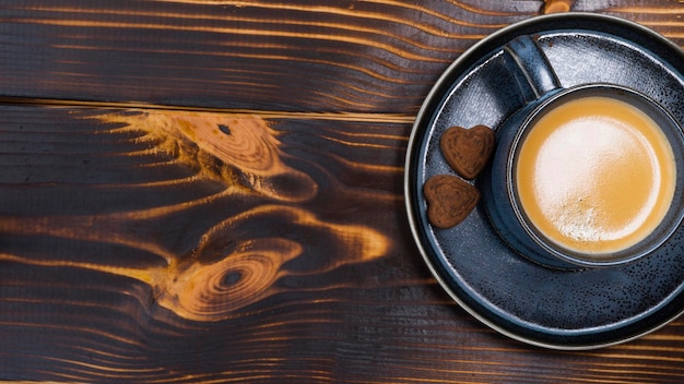 Tazza di caffè e caramelle a forma di cuore