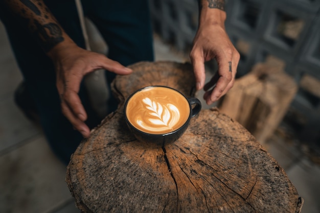 Tazza di caffè latte in coffee sho, caffè latte art realizzato da barista