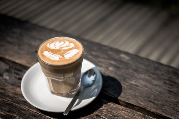 Foto tazza di caffè latte sulla barra di legno nella caffetteria