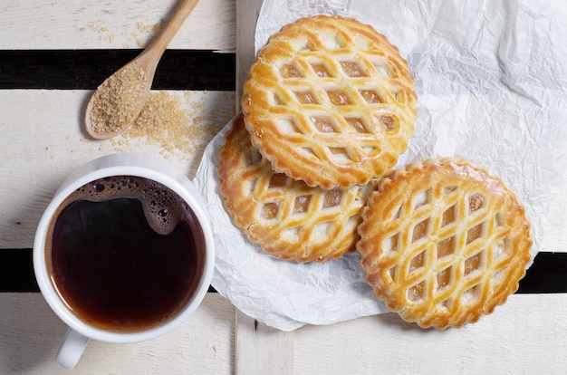 一杯のコーヒーとアップルフィリングと格子ケーキ