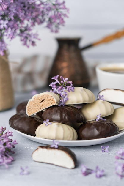 ダークとホワイトチョコレートの釉薬ジェズヴェのコーヒーライラックマシュマロのカップ甘いコンセプト
