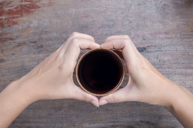 Foto tazza di caffè in mano d'amore