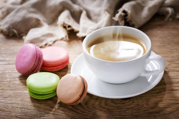 Photo cup of coffee and macaroons