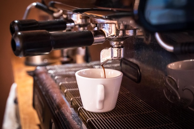 Foto tazza in una macchina da caffè che fa il caffè