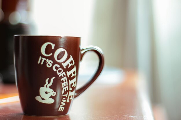 Foto tazza di caffè al mattino sulla tavola di legno