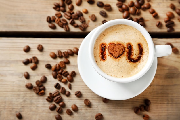 Tazza di caffè sul vecchio tavolo di legno