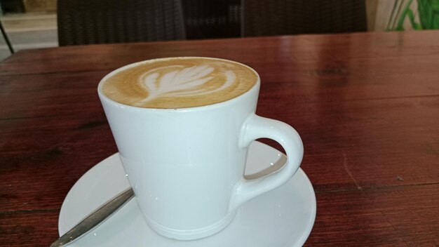 Foto una tazza di caffè pronta da bere