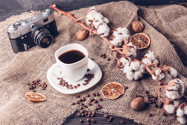 커피 복고풍 카메라와 목화 컵