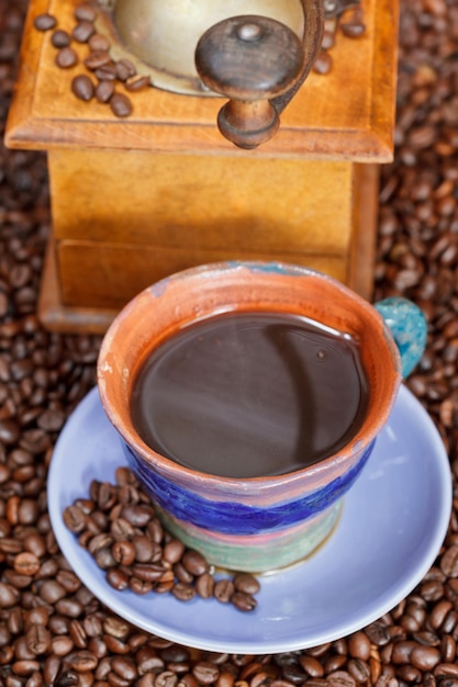 一杯のコーヒーと焙煎豆