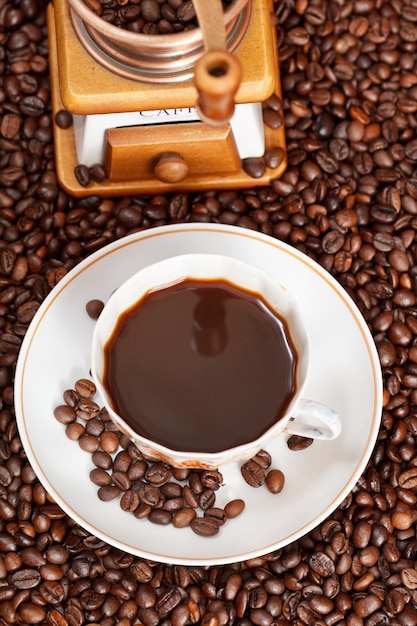 Foto tazza di caffè e chicchi tostati