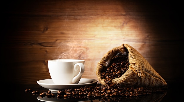 一杯のコーヒーとコーヒー豆の袋