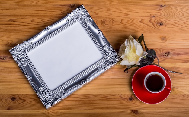 Foto tazza di caffè e cornice d'argento. vista dall'alto. copia gratuita