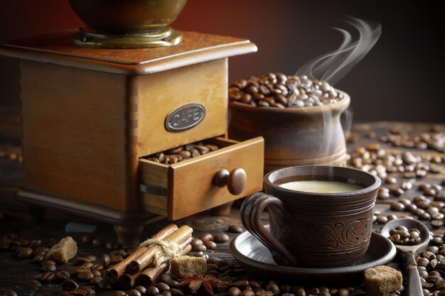 커피 한 잔은 커피라는 단어가 적힌 커피잔 옆에 놓여 있습니다.