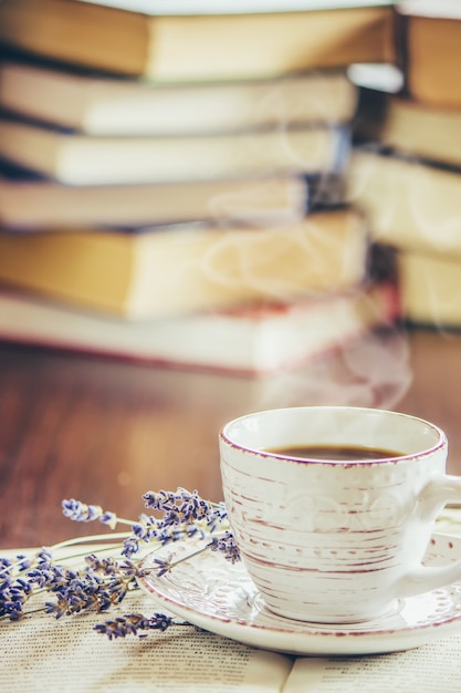 Una tazza di caffè e un buongiorno di fumo in ufficio al lavoro. messa a fuoco selettiva