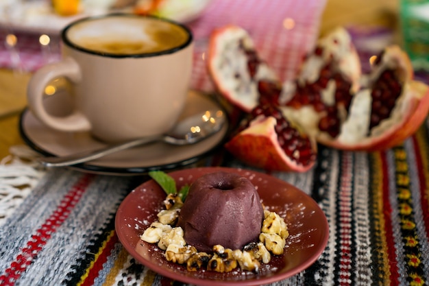 Una tazza di caffè su un tavolo in una caffetteria in una tazza beige