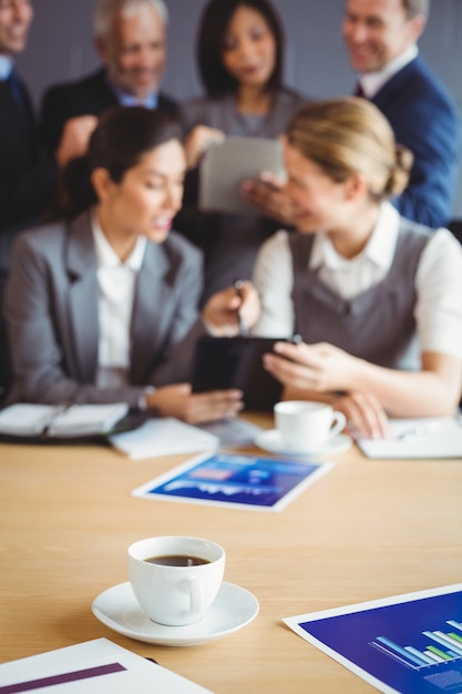 Foto tazza di caffè sul tavolo nella sala conferenze