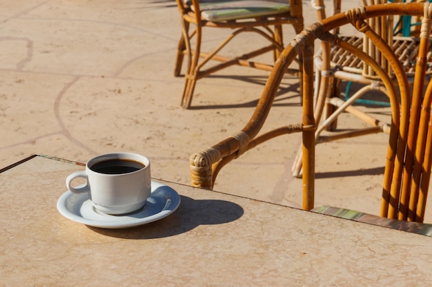 居心地の良い屋外カフェのテーブルで一杯のコーヒー