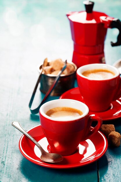 Foto una tazza di caffè sul tavolo.