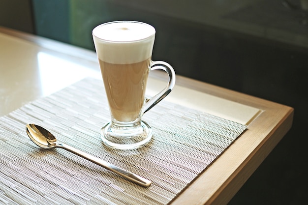 Foto tazza di caffè sul tavolo