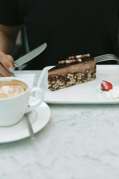 Foto una tazza di caffè sul tavolo