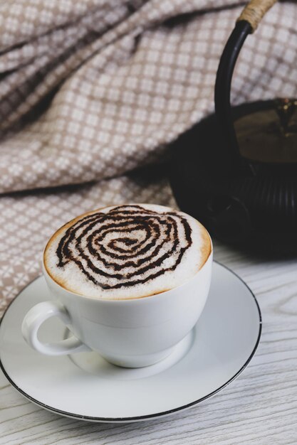 テーブルの上に一杯のコーヒー