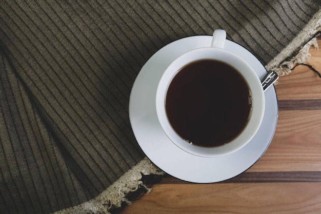 テーブルの上に一杯のコーヒー