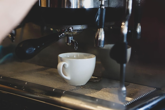 テーブルの上に一杯のコーヒー