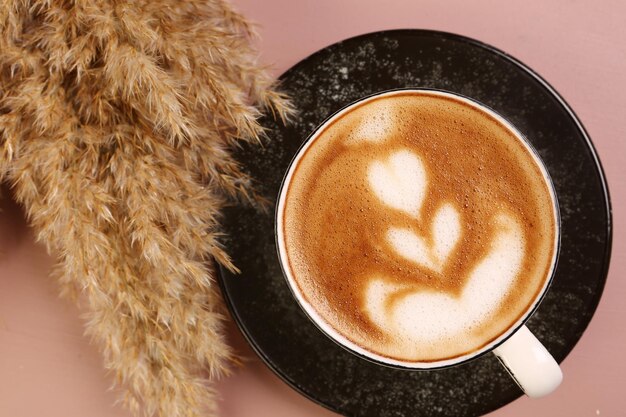 テーブルの上に一杯のコーヒー