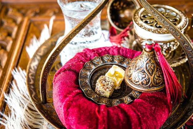 Чашка кофе на традиционной турецкой скатерти с медом и пахлавой