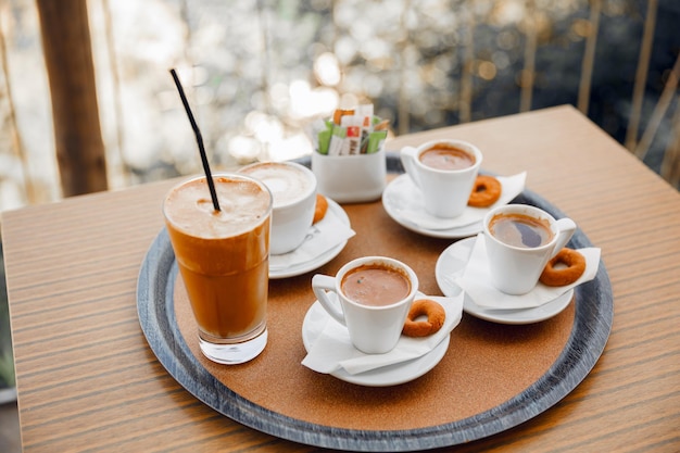 カフェのトレイにコーヒー一杯