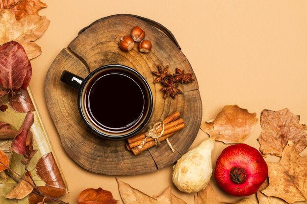 Foto tazza di caffè su una fetta di tronco d'albero