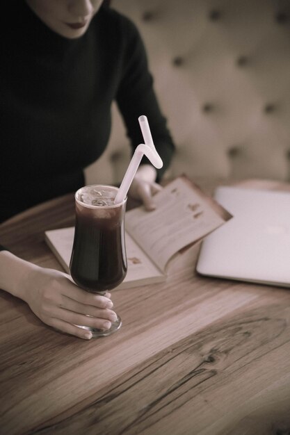 Una tazza di caffè mentre si legge un libro o una rivista