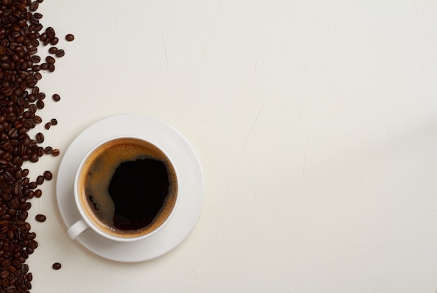 Tazza di caffè su sfondo bianco