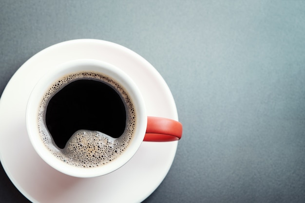 Tazza di caffè e piattino bianco