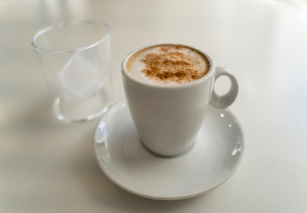 白いテーブルの上のコーヒーカップ