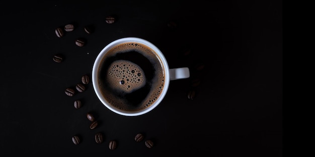 黒の背景に豆とコーヒーのカップ